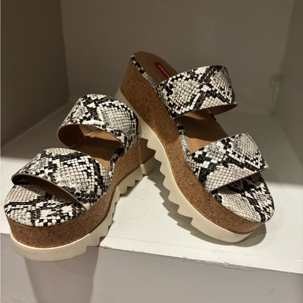 Cute snake platform shoes!